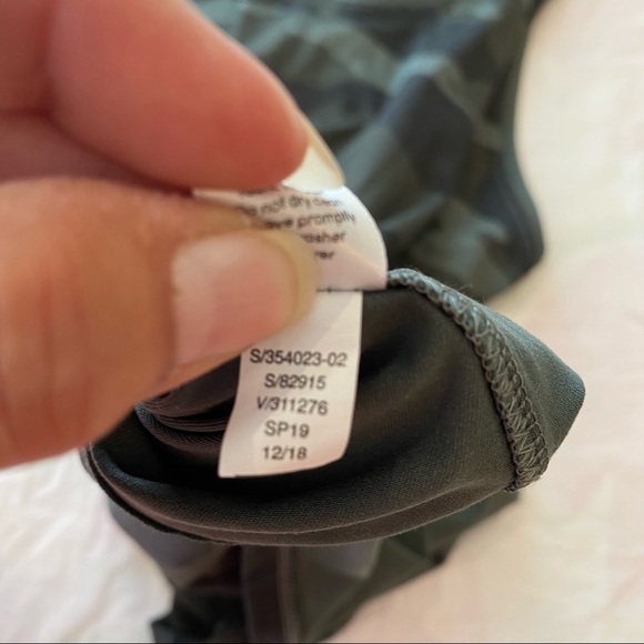Athleta Limitless Camo Olive Keyhole Tank size XS - Picture 3 of 7